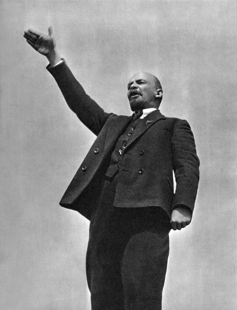 Leninův revoluční projev na moskevském Rudém náměstí