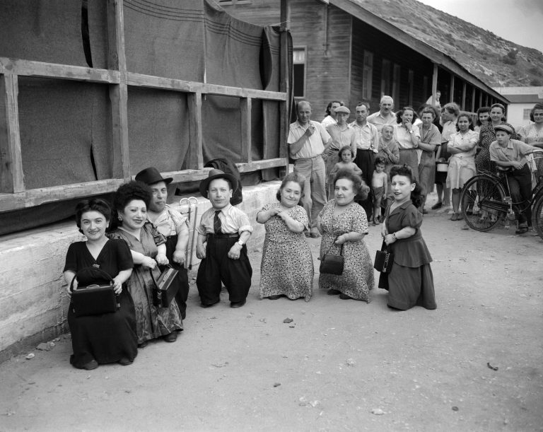 Mengeleho fascinovali také liliputi. Fotografie je z dubna 1945.