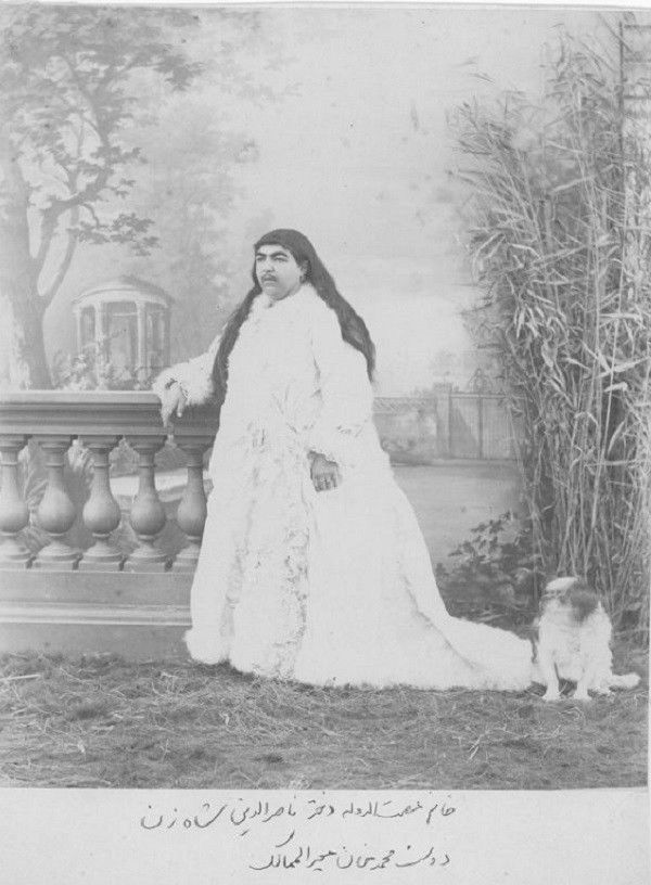 Princezna Ismat al-Dawlah pózuje na fotografii se svým psem.