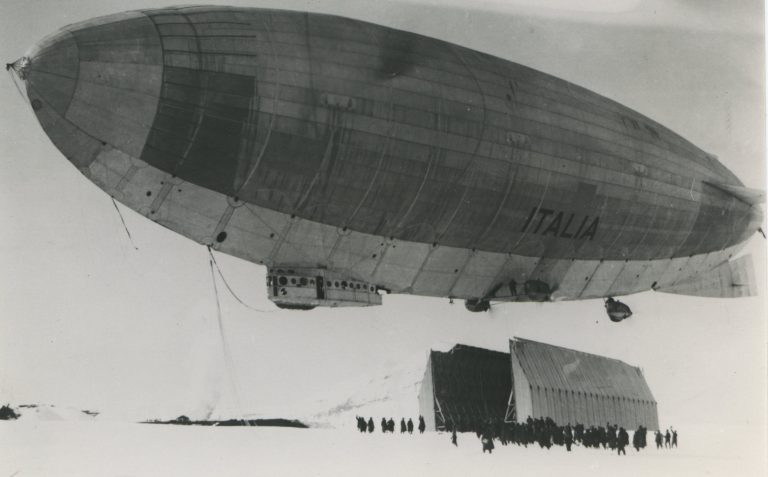 Amundsenovi se později podařilo přistát vzducholodí na severním pólu.