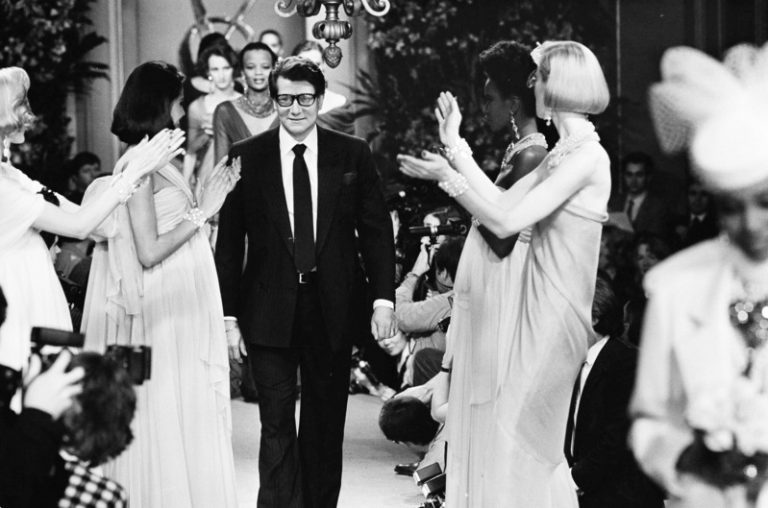 Yves Saint Laurent představuje se svými modelkami jarní kolekci v Paříži. Píše se rok 1984.