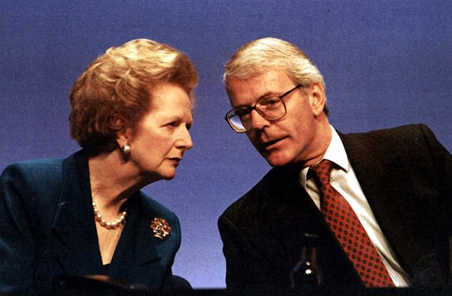 Margaret Thatcherová po kolapsu systému předává žezlo Johnu Majorovi.