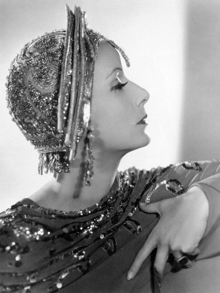Za roli Mata Hari sklízí Greta Garbo zasloužené ovace. Pro špionáž má očividné předpoklady...