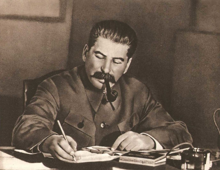 Na první dojem působí jako hodný dědeček. Josif Stalin umí dokonale klamat, i proto mu vše prochází.