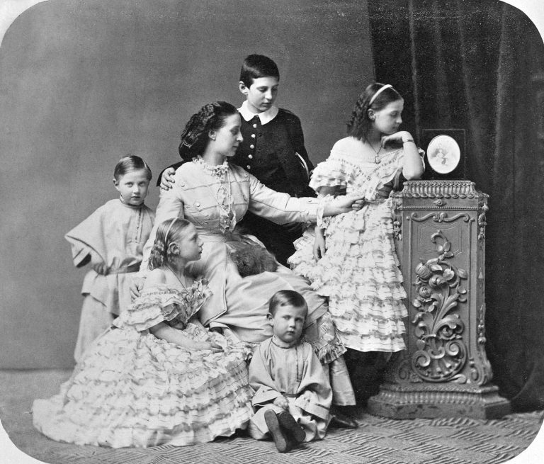 Velkokněžna Alexandra Josifovna s dětmi. Nejstarší Mikuláš drží matku za rameno.