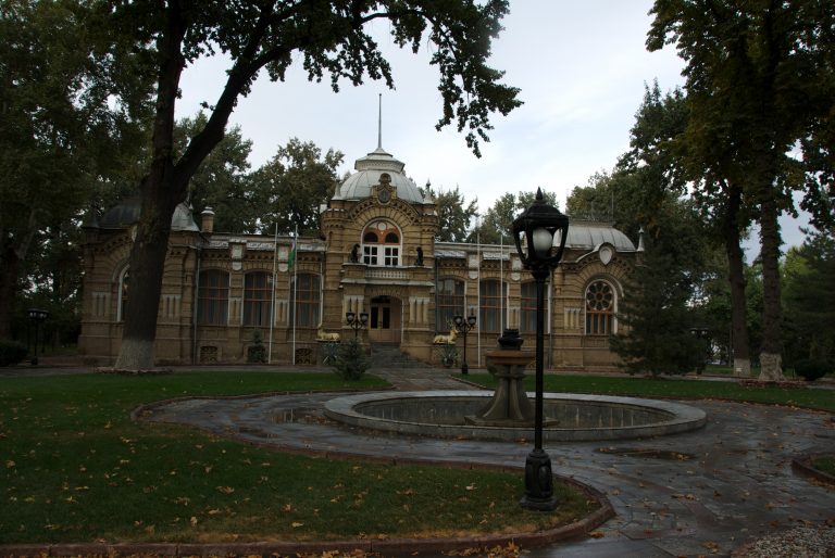 Mikulášův palác v Taškentu. Štědře dotuje i místní zástavbu a místní jej tak přijmou mezi sebe.