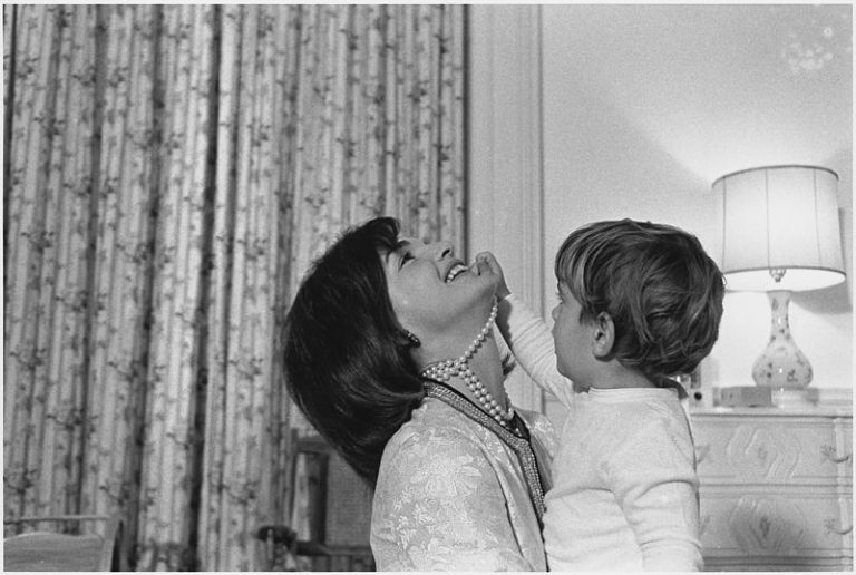 Jackie Kennedyová (na snímku s Johnem juniorem) si interiér Bílého romu zařídí podle svého vkusu.