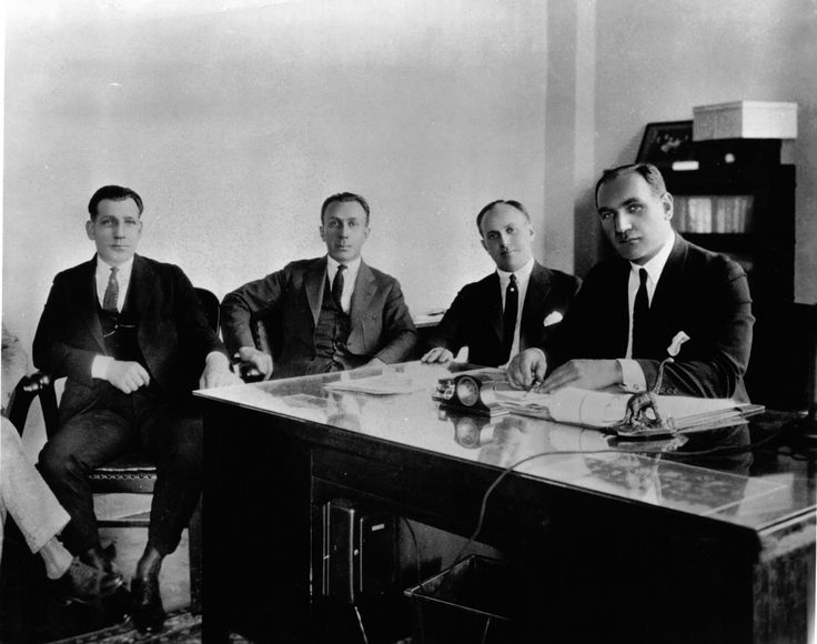 Všichni bratři u jednoho stolu v roce 1926 (zleva): Sam, Harry, Jack a Albert.