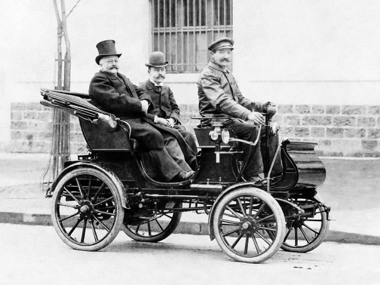 Armand Peugeot se projíždí ve svém Peugeotu typu 28 Phaeton. Píše se rok 1900.