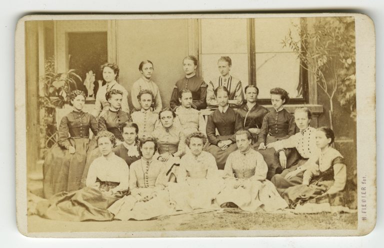 Americký klub dam patří ve 2. polovině 19. století k centru ženského vzdělávání.