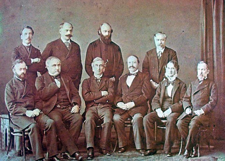 Neobejdou se bez něj žádná diplomatická jednání. Zde na Konstantinopolské konferenci v roce 1876.