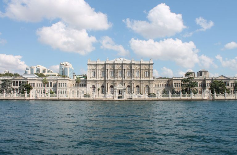 Obrovské investice do sultánova sídla Dolmabahce se stanou jedním z důvodů osmanského státního bankrotu.