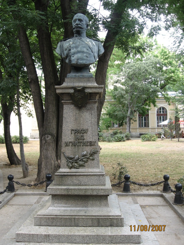 V bulharské Varně mu dokonce postaví pomník.