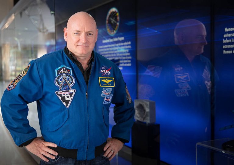 Mužský americký rekord drží kosmonaut Scott Kelly.