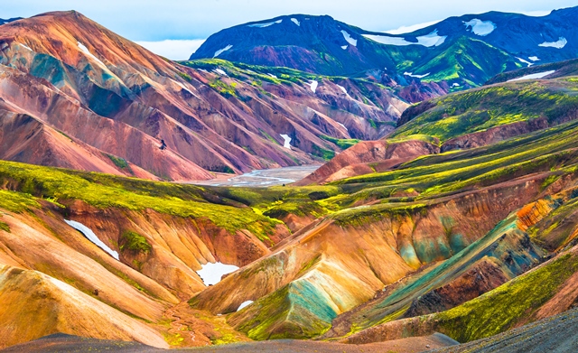 Vulkanická činnost probíhá na Islandu nepřetržitě už od mladších třetihor. Ve starších čtvrtohorách byl celá ostrov zaledněn a i nyní jsou mnohé sopky pokryty ledovcem. V oblasti se nachází na 30 aktivních vulkanických systémů.