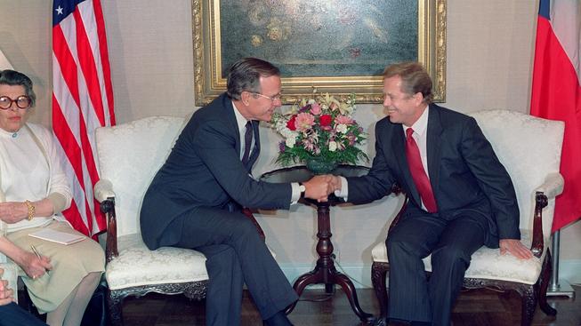 Václav Havel na návštěvě u amerického prezidenta George Bushe staršího. Havel jej ujišťuje, že československý stát se rozděluje dobrovolně a že nehrozí žádný ozbrojený konflikt.