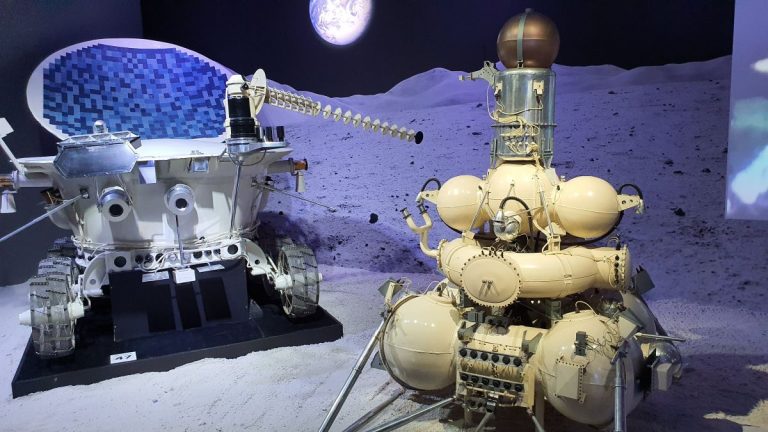 První dálkově řízené průzkumné sovětské měsíční vozidlo, jehož přepravu na Měsíc zajistila sonda E-8.
