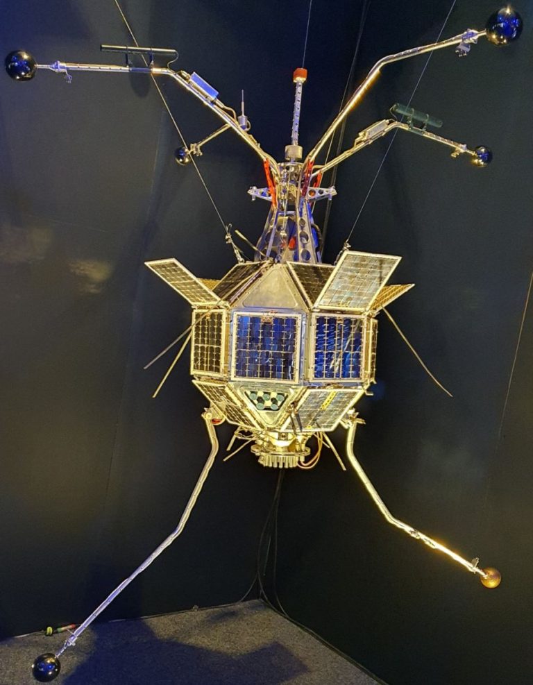 První československá družice MAGION 1. Název družice je odvozen od slov MAGnetosféra a IONsféra, což jsou oblasti, ve kterých družice pracovala.