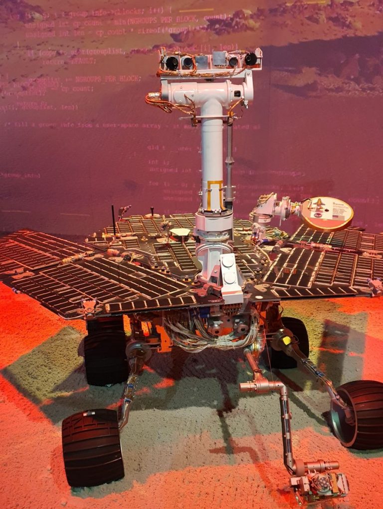 Opportunity je druhou ze dvojice planetárních sond programu Mars Exploration Rover americké agentury NASA, která měla za úkol přistát na Marsu a provádět geologický průzkum povrchu.