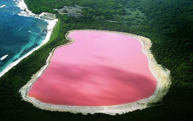 Proč je australské jezero Hillier tak růžové, přesně není známo.