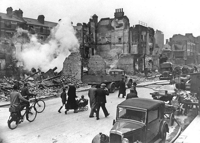Bombardování Londýna sice mělo devastující efekt, ale kdyby se Němci soustředili místo měst na letiště, mohli zvrátit výsledek na svoji stranu.