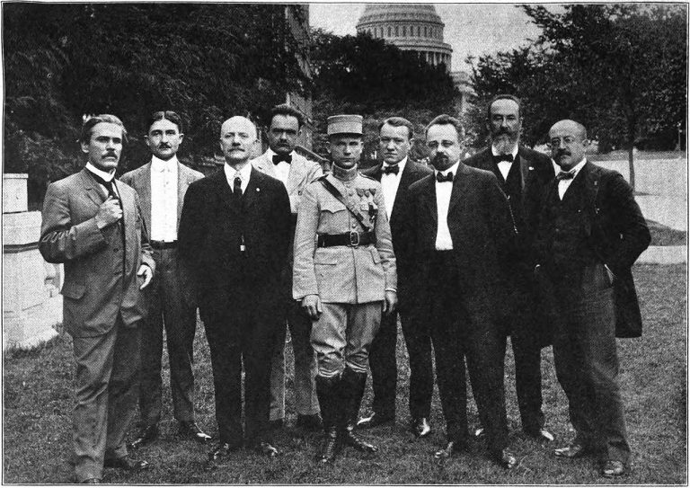 Patří také mezi velké vlastence. S ostatními osobnostmi bojuje za vznik Československa - snímek z roku 1917, Aleš Hrdlička úplně vlevo.