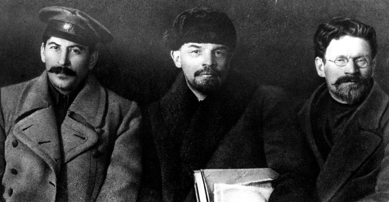 Bolševická trojka. Stalin, Lenin a Trockij ještě před revolucí.