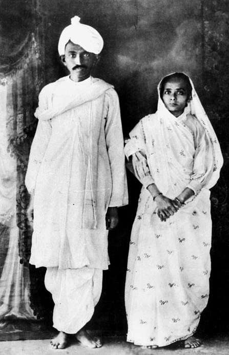 Mahátma s manželkou Kasturbou. Zasnoubeni byli již v sedmi letech.