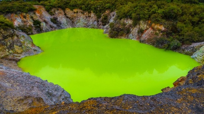 Zabarvení jezírka Devil´s Bath na Novém Zélandu způsobuje kombinace síry s jinými prvky.