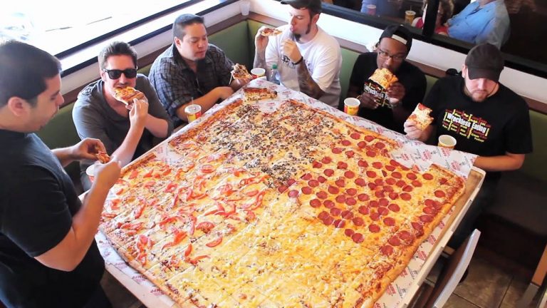 Chodíte s kamarády na pizzu? V Americe vám dají 20 000 korun, když tohle spořádáte v šesti lidech.