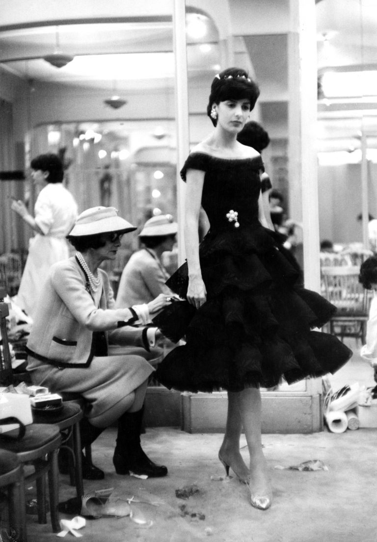 Modelky prezentují nejnovější kousky Chanel v roce 1958.