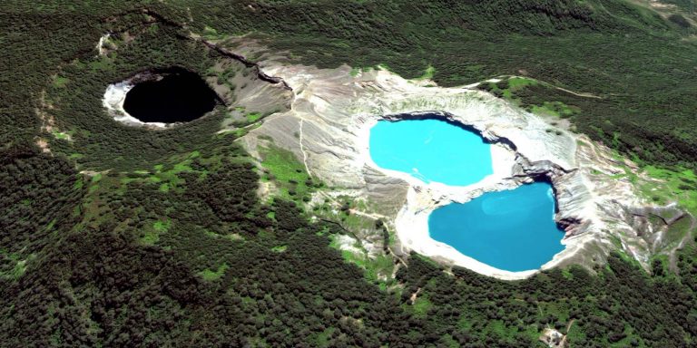 Tři jezera v indonéské sopce Kelimutu své barvy průběžně mění.