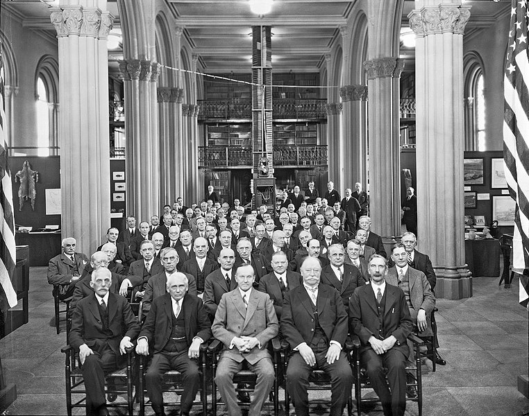 Aleš Hrdlička se účastní mnoha odborných konferencí. Zde na konferenci Smithsonianova Institutu v únoru 1927. V osmé řadě úplně vpravo.