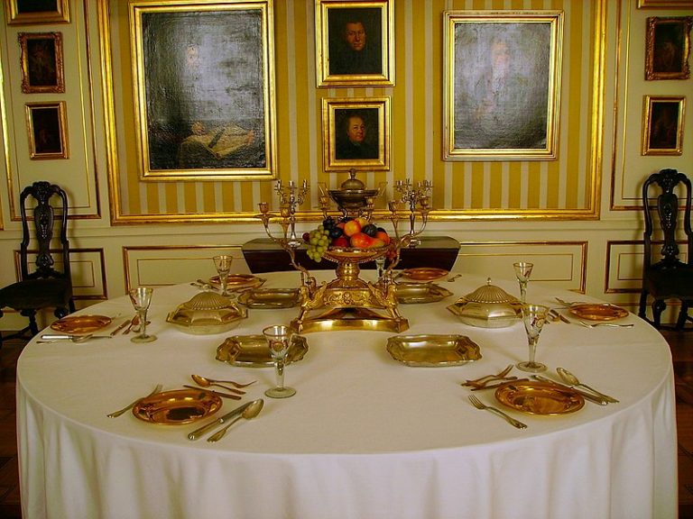 Oběd u velkého stolu tvoří symbol rodinné pospolitosti.
