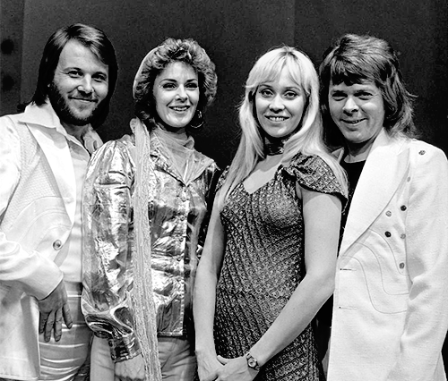 Švédská čtveřice ABBA nadchne nejenom skvělou hudbou, ale její nahrávka je také jako první vylisována na CD.
