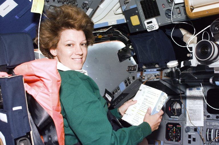 Eileen Collinsová raketoplán dokonce pilotovala.