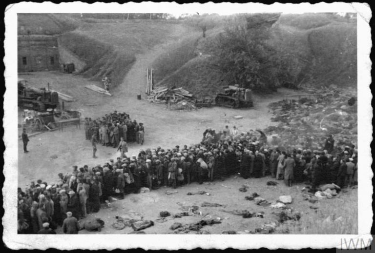 Einsatzgruppe D střílí židovské ženy v jámě poblíž Dubossary na území Moldávie.