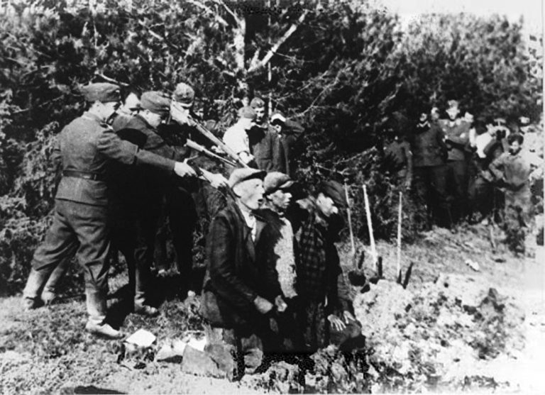 Einsatzgruppen řádí na východní frontě.