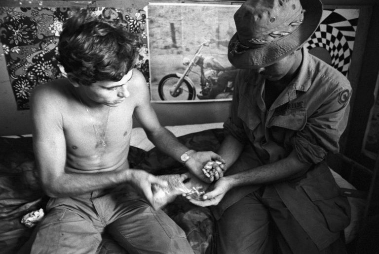 Také ve Vietnamské válce řada vojáků využívala velké škály drog.