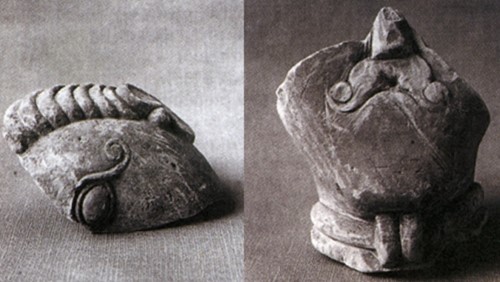 Kamenná hlava muže s typickým keltským nákrčníkem, knírem a obočím zakončeným spirálou byla snad původně součástí celé sochy.
