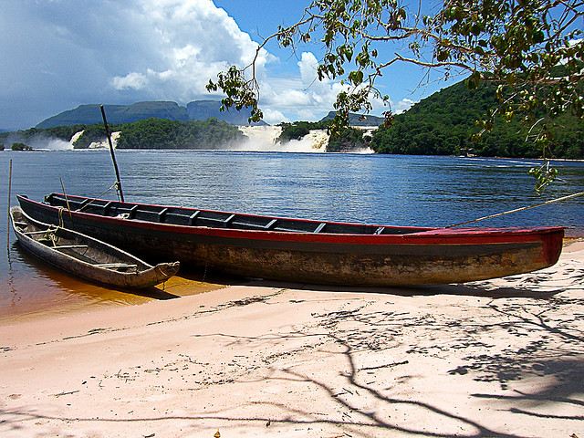 Laguna Canaima je součást národního parku Canaima, ve kterém se nachází i Salto Ángel.
