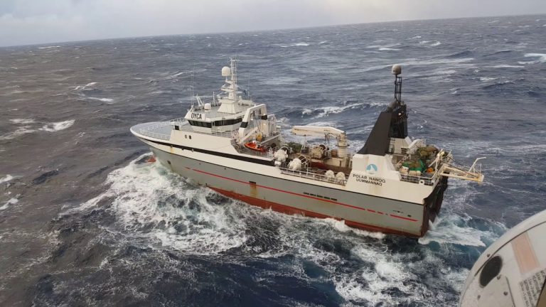 Rybářská loď Polar Nanoq se vrací ke grónským břehům.