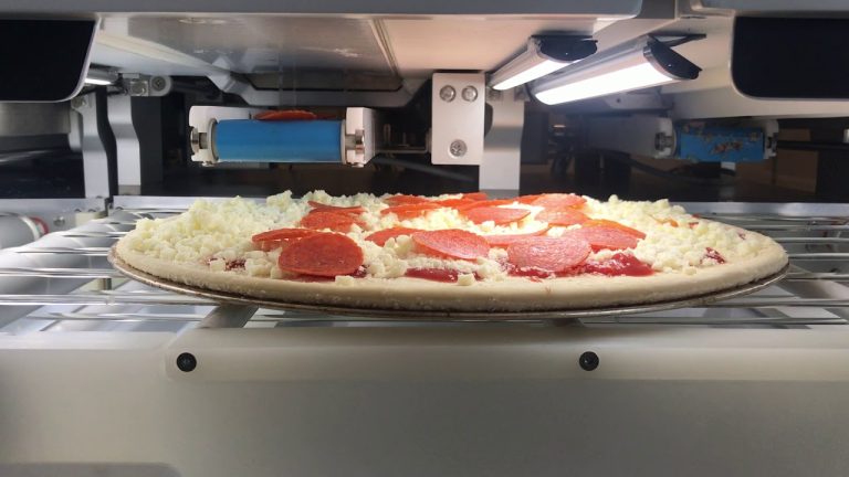 Přístroj sám zvládne zcela kompletně připravit pizzu dle předem navolených ingrediencí.