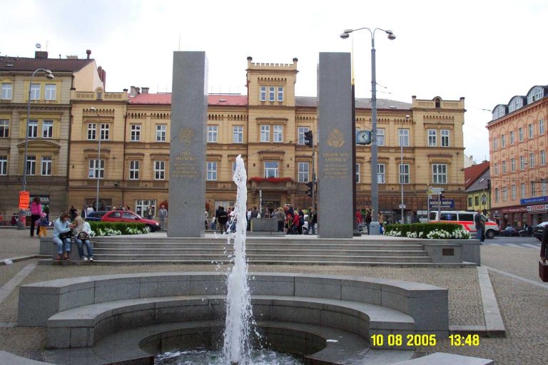 Památník Osvobození americkou armádou v Plzni. Na něj i na Americkou třídu si zdejší obyvatelé museli dlouho počkat.