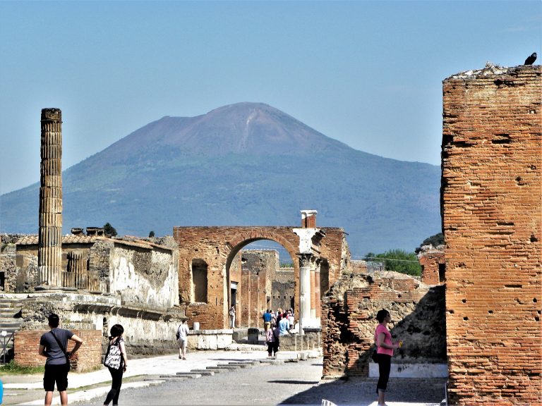 Sopka Vesuv v pozadí pohřbila město sopečným prachem.