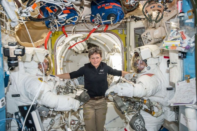 Whitsonová se stala velitelkou posádky na ISS.