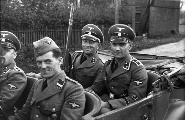 Einsatzkommando vjíždí v roce 1939 do polské Varšavy.