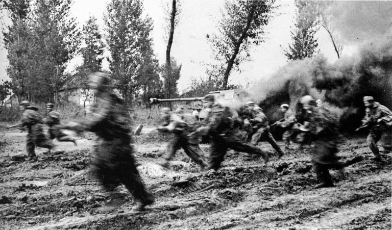 Sověti drtí německou techniku v bojích u Poltavy.