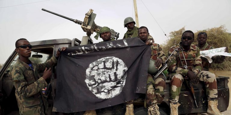 Nigerijští vojáci ukořistili vlajku Boko Haram ve městě Damasak.