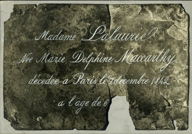 V Paříži je nalezena náhrobní deska s datem úmrtí, které se liší od toho v oficiálních dokumentech. Ostatky Delphine však nikdy nebyly nalezeny.